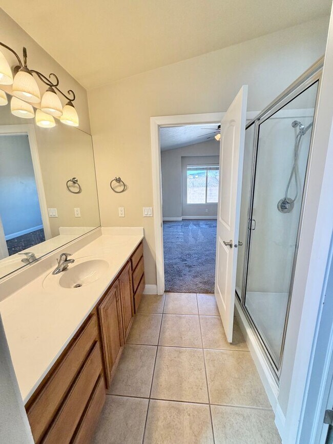 Building Photo - Charming 3 Bed 2 Bath + DEN/OFFICE Area!