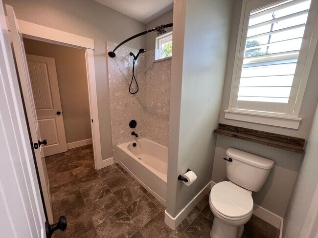 Building Photo - 3 bedroom | 2.5 bathroom | Crocker Village...