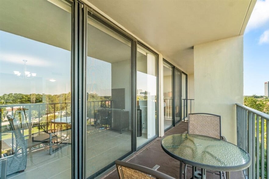 Building Photo - 1830 Embassy Dr