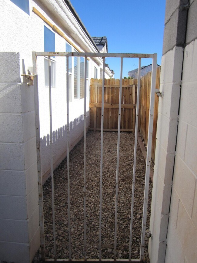 Building Photo - SHOWINGS AVAILABLE NOW