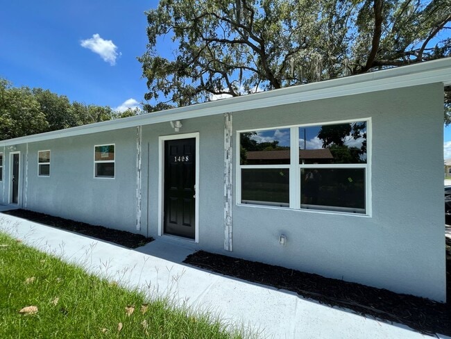 Building Photo - Kissimmee Two Bedroom One Bath Duplex Grea...