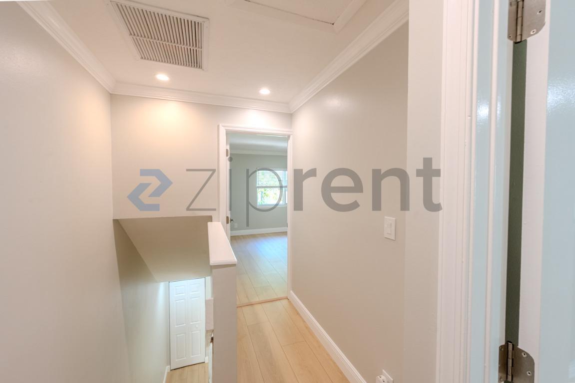 Building Photo - Unit A