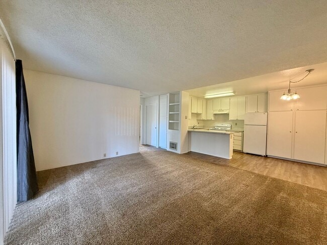 Building Photo - Spacious 2 Bedroom Condo Near Mission Valley!