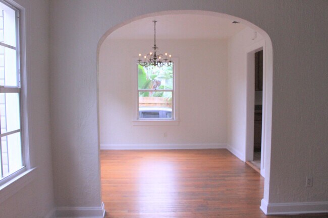 Building Photo - 1411 E Kaley St