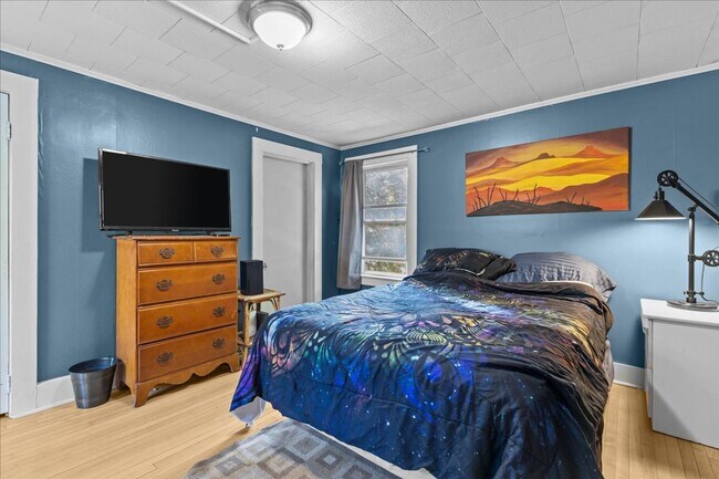 Building Photo - Well-Cared for historic beauty in private setting tucked in the Hill Section