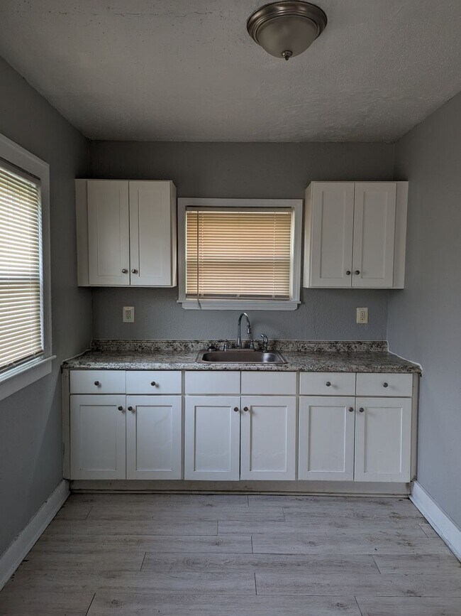 Building Photo - 9341 Roselawn- 3 BEDS & 1.5 BATH FOR RENT!