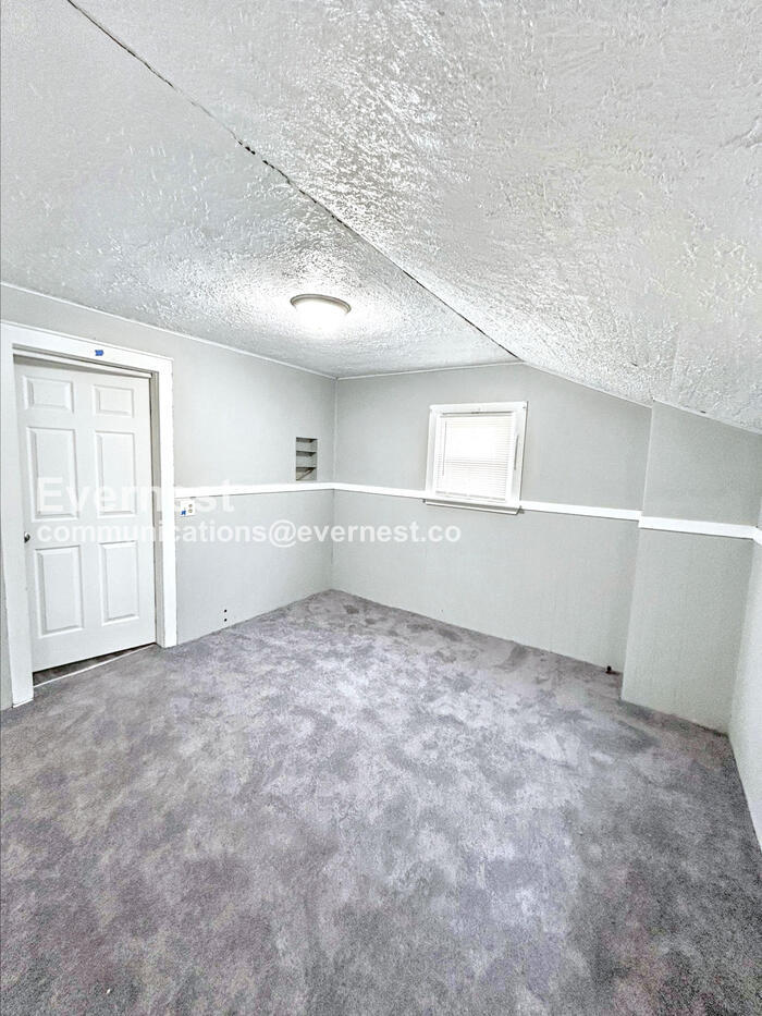 Building Photo - 1079 E 68th St