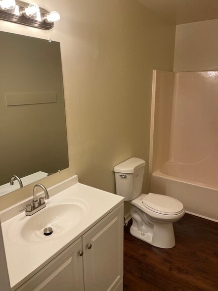 Building Photo - 224 Bridgefield Pl