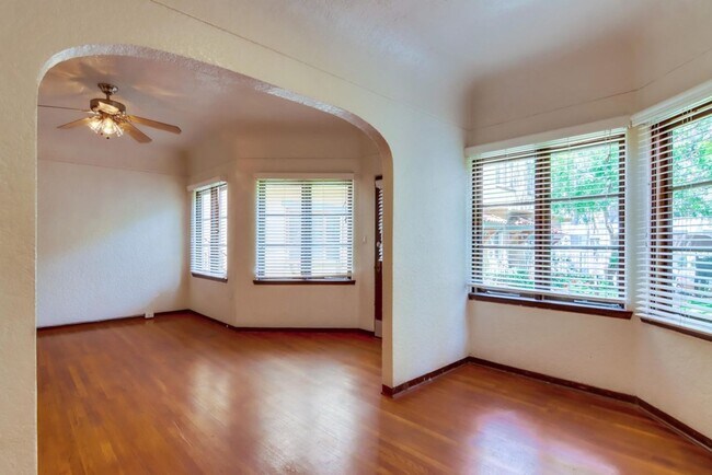 Building Photo - Charming Top Floor 1-Bedroom Apartment in ...