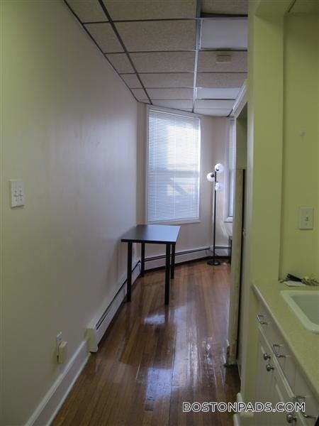 Building Photo - 879 Beacon St