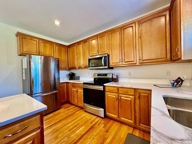 Building Photo - Large executive home in pool community Mas...