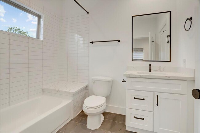 Building Photo - 2715 Drew St