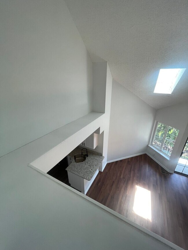 Building Photo - TOP FLOOR CONDO WITH ONE BEDROOM, DEN WITH...