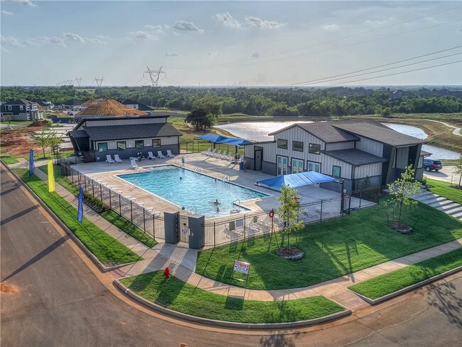 Building Photo - Luxarious 3BD/2BTH Home off of JKP Turnpik...