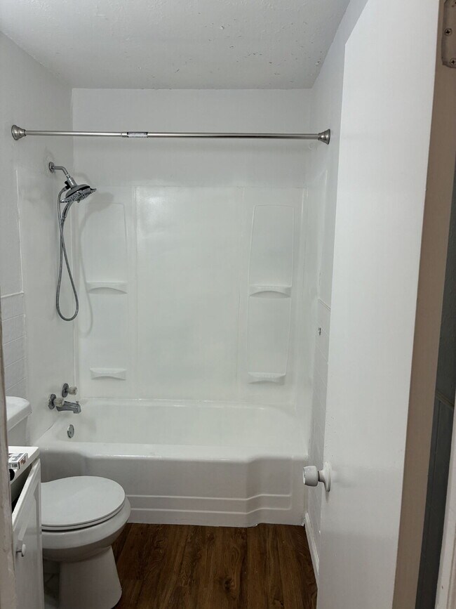 Building Photo - **READY NOW** 4 Bedroom/2 Bath Home In KCMO