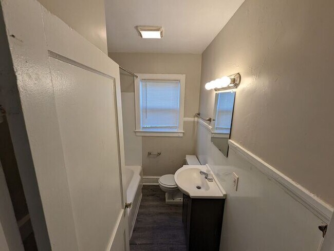 Building Photo - Newly Updated 2 bedroom home Near Downtown...
