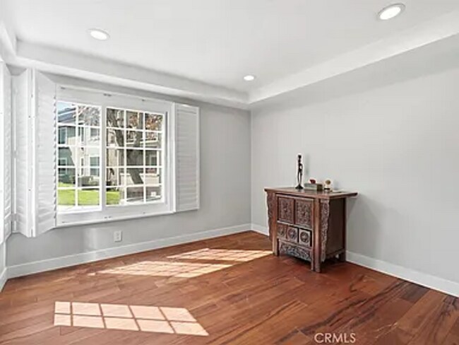 Building Photo - Newly Renovated 2BD Condo in Gated Community Now Available!