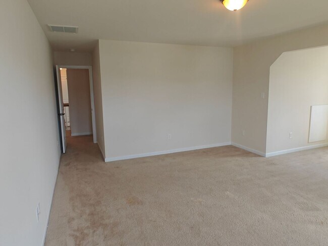 Building Photo - Large 4 bedroom home with recreational roo...