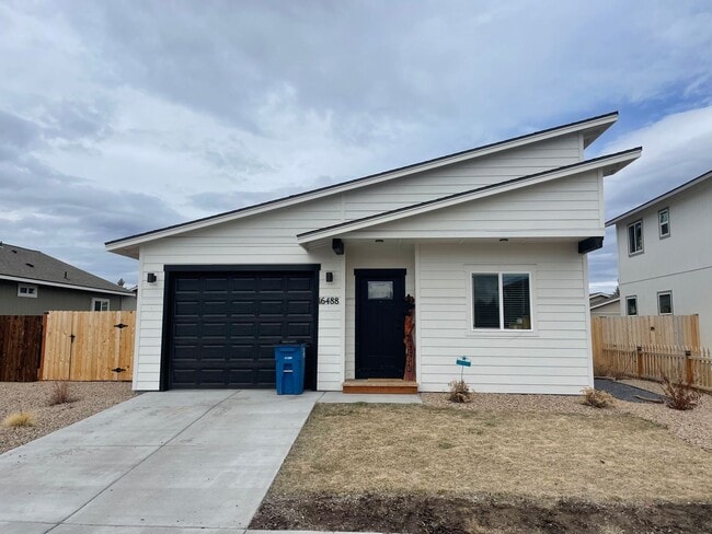 Building Photo - Newer cute bungalow in La Pine OR