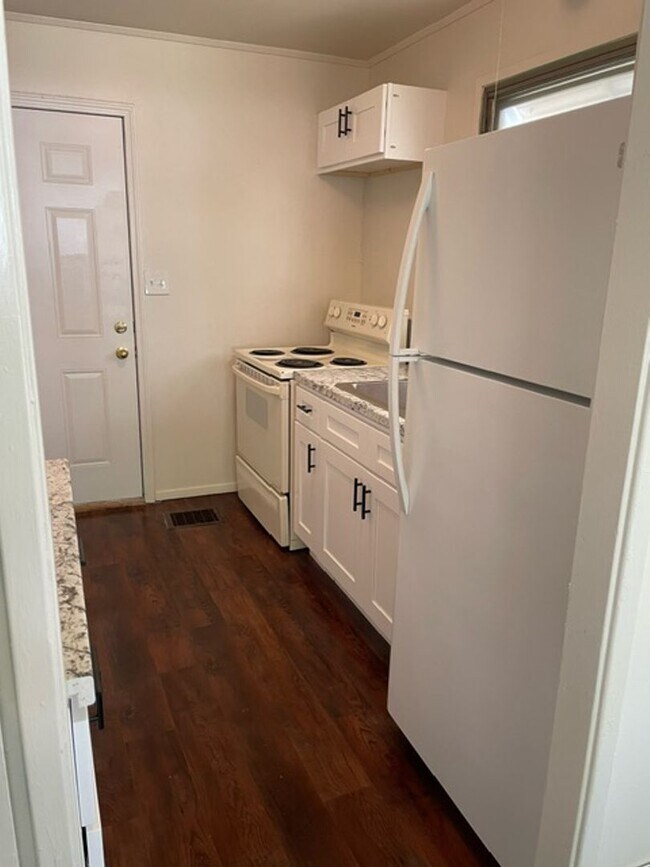 Building Photo - Charming 2-Bedroom Home in Prime Milwaukee...