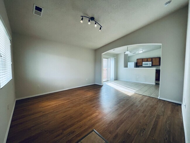 Building Photo - 3 bed 2 bath 1400 sq ft home