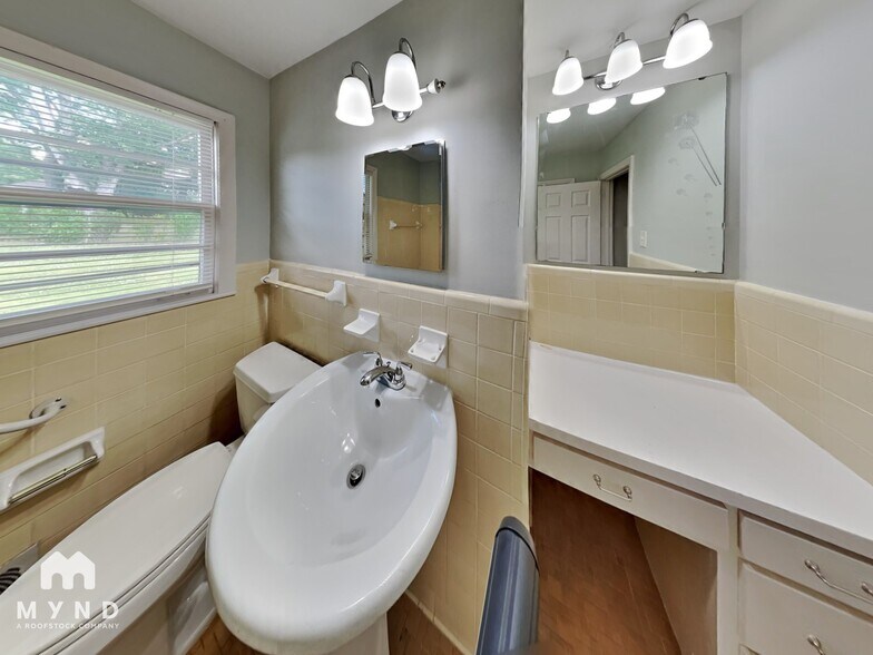 Building Photo - 877 Twin Lake Dr NE