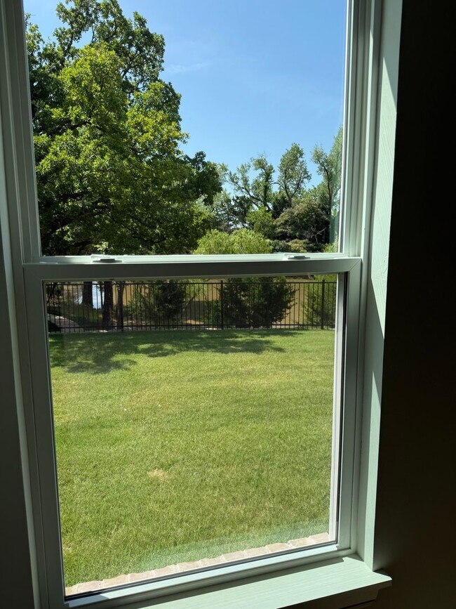 Building Photo - 3 bed 2 bath 2 car in  bungalow Heights, b...