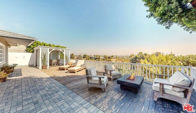 Building Photo - 2050 Linda Flora Dr