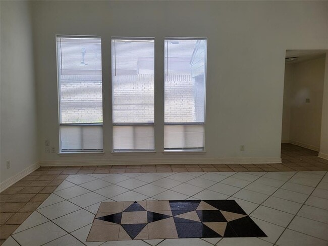 Building Photo - 4307 Willow Beach Dr