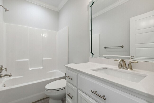 Building Photo - Resort Style living, minutes to town!