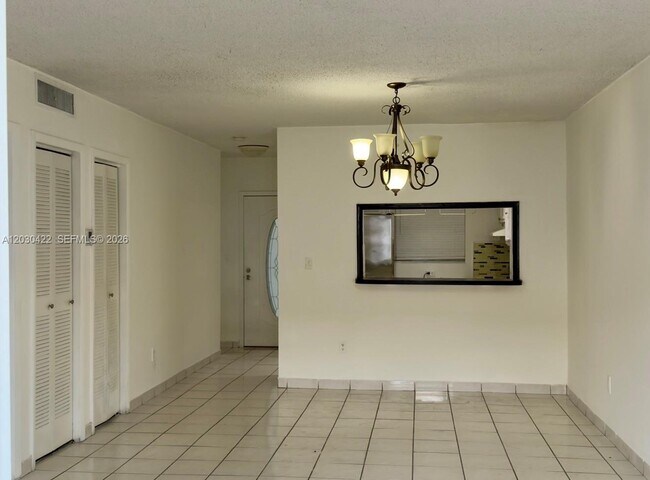 Building Photo - 1035 W 77th St