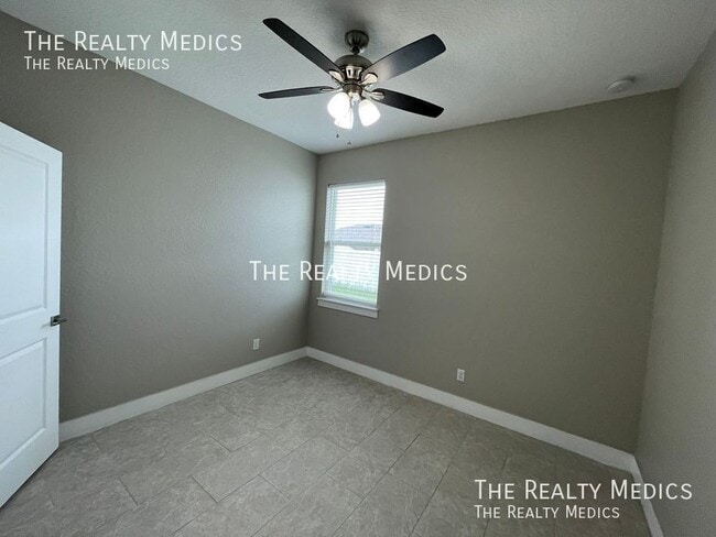 Building Photo - 279 Elm Ct