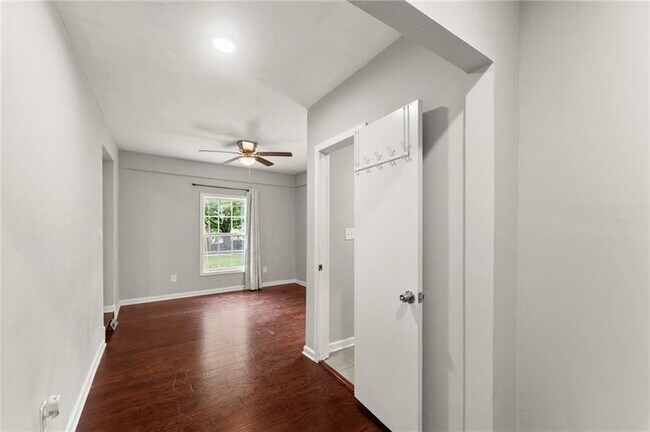 Building Photo - 2756 Gresham Rd S E