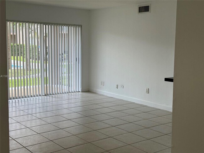 Building Photo - 10410 SW 157th Ct
