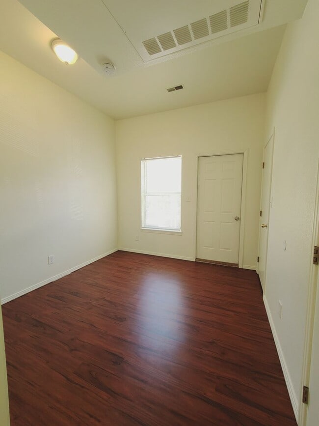 Building Photo - 606 W Hays St