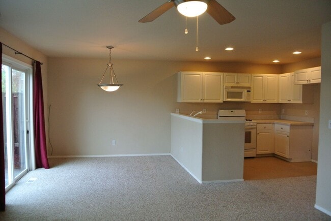 Building Photo - Spacious 3 bedroom 2.5 bath home in SE Cor...