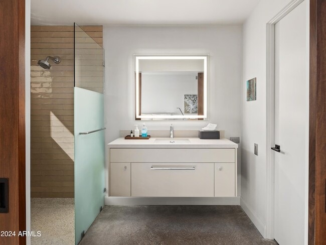 Building Photo - 15212 N Sandy Blf Rd