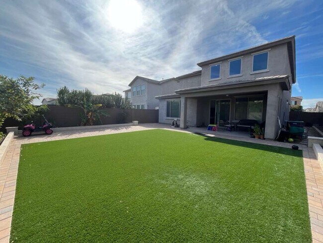 Building Photo - Gorgeous 4 Bed 3.5 Bath Peoria home with EV charging