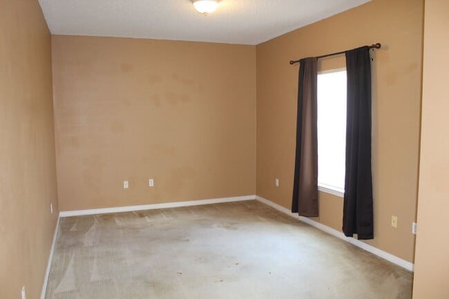 Building Photo - Spacious 3/2 Home in Sunny Hills w/ 2-Car Garage