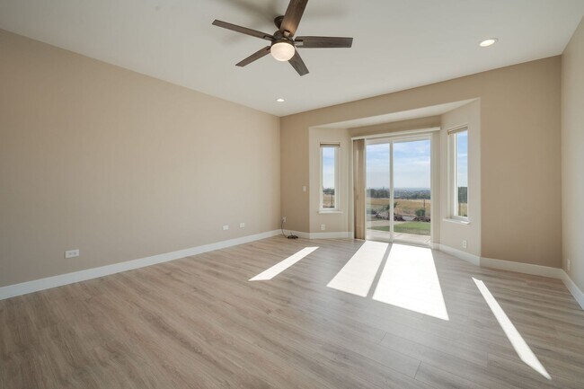 Building Photo - Spacious 3 Bed, 2 Bath Home with Acreage, ...