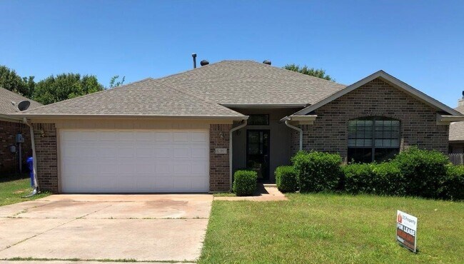 Building Photo - 3 bed 2 bath home for rent in Norman near SE 24th and Lindsey, new paint, new flooring, great area!