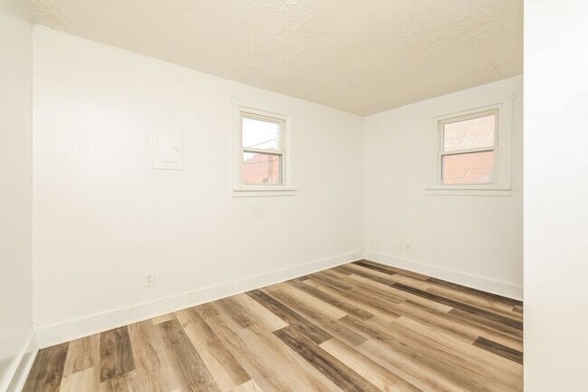 Building Photo - 124 S Chillicothe St