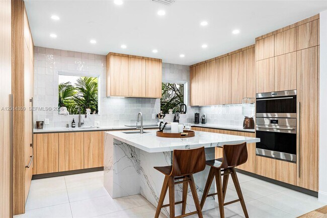 Building Photo - 6145 La Gorce Dr