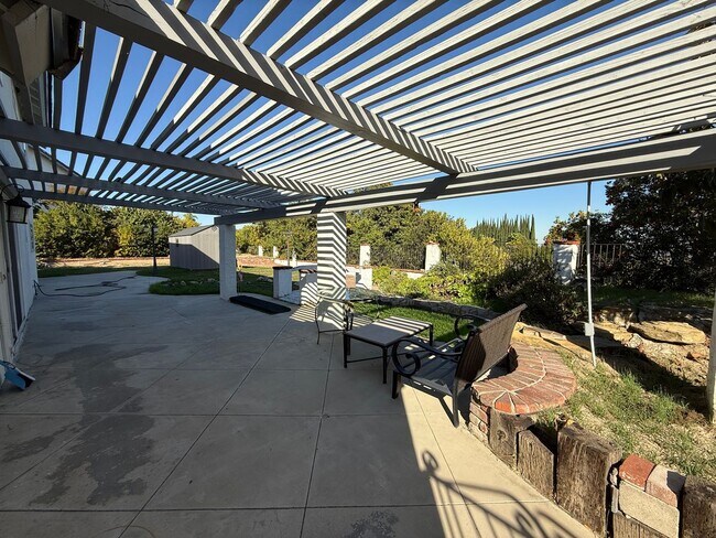 Building Photo - Spacious 4 Bed 3 Bath Cul-de-Sac Home