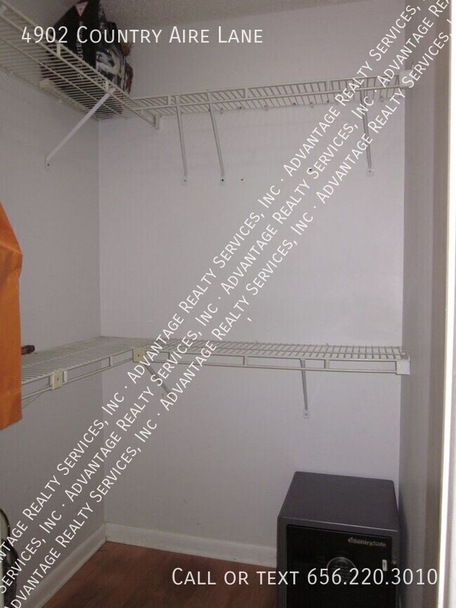 Building Photo - 4902 Country Aire Ln