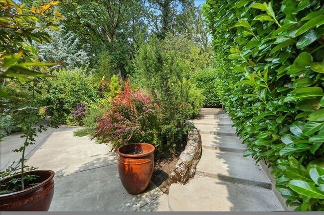 Building Photo - Charming Single-Level 3-Bedroom Home for R...