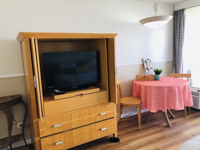 furnished studio - 445 Seaside Ave