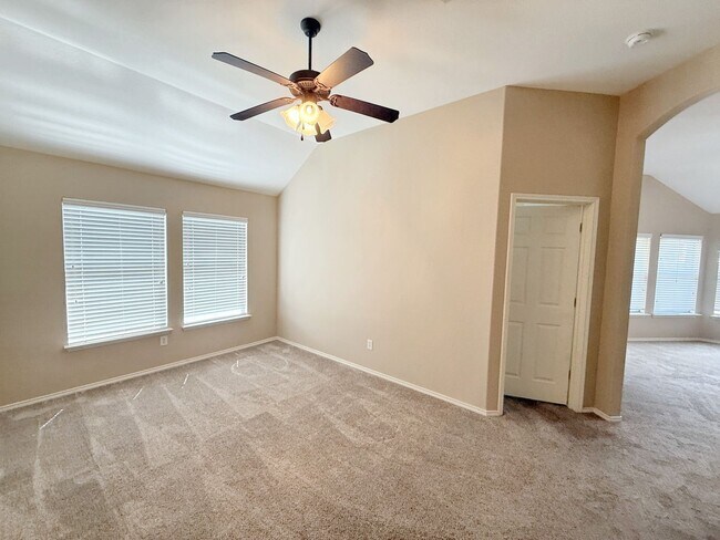 Building Photo - Beautiful, spacious 3B/2B home near the lake