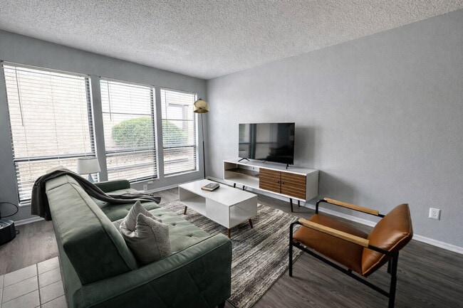 Building Photo - 505 N Rock Rd