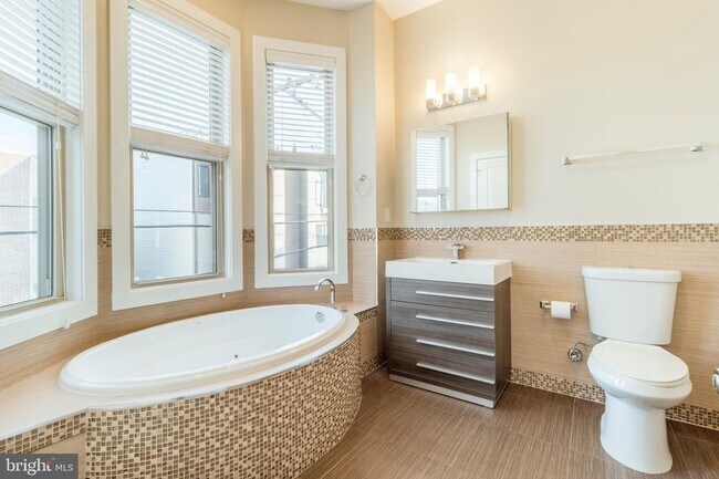 Building Photo - Three Bedroom Graduate Hospital Apartment
